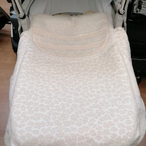 Saco capazo con colcha tejido cálido y embozo lencero.