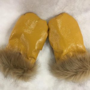 Paz Rodríguez, manoplas silla polipiel mostaza.