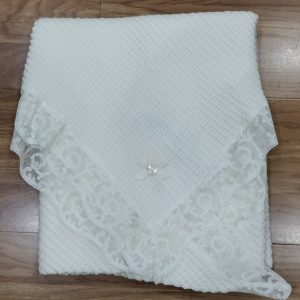 Paz Rodríguez, toquilla con puntilla.