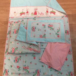 Conjunto de cuna rústico jardín.