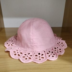 Miralles, pamelita bebé bordada rosa.