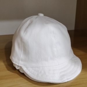 Miralles, gorra bebé piqué blanco.